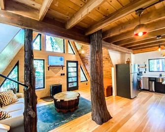 Raven's Nest Treehouse at Montana Treehouse Retreat - โคลัมเบีย ฟอลส์ - ห้องนั่งเล่น