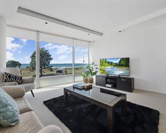 Luxurious Beachfront With Premiere Address - Beachfront !! 3 Min Walk -Downtown - Tauranga - Living room
