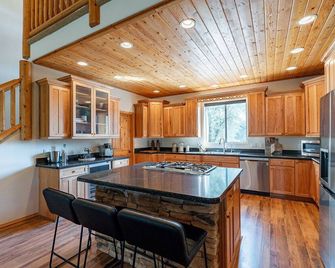 Big Buck Lodge: 2 Acre Secluded Escape to Luxury and Nature in Payson - Payson - Kitchen