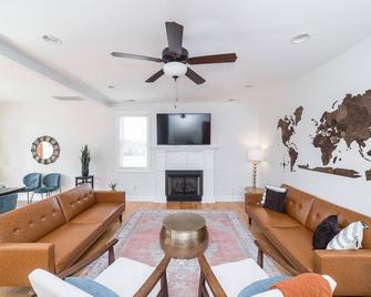 Bright + Modern Mountain Views Movie Room - Forest - Sala de estar