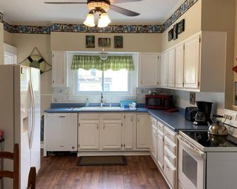 Sleeps 34, 12 bedrooms, 6 baths, Downtown Lake Geneva, 2 houses same property - Lake Geneva - Kitchen