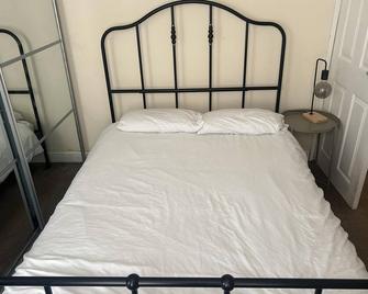 Manchester Levenshulme Entire House Slee - Manchester - Bedroom