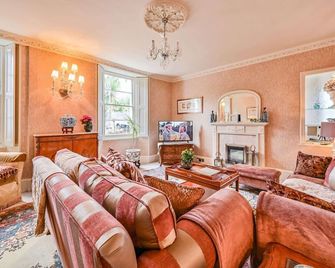 Luxury three bedroom Town House for up to 5 people with private hot tub. - Torquay - Living room