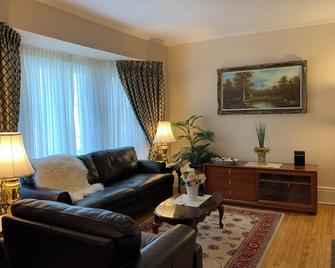 Private Room with en-suit Bathroom 3 Mins to Falls - Niagara Falls - Living room