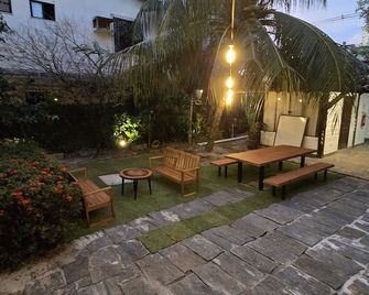 Local Hostel Belém - Belém - Innenhof