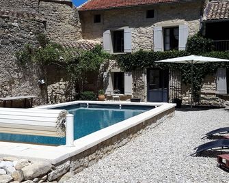 Old, quiet et restored Provencal house with a pool, at the departure of the GR.4 - Beaumont-du-Ventoux - Piscina