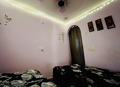 The House 1-Bedroom Flat in Rohini sector 5 Delhi - New Delhi - Dormitor