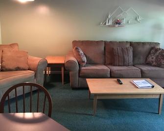 Deer Park - Loon Mtn Riverfront Condo - Use as 1 large unit or 2 separate units - Woodstock - Living room