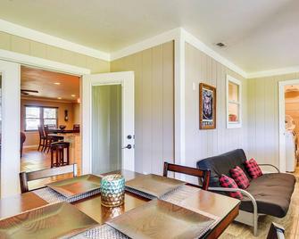Hot Tub - Beautifully Renovated Home In West Texas - Fort Stockton - Obývací pokoj