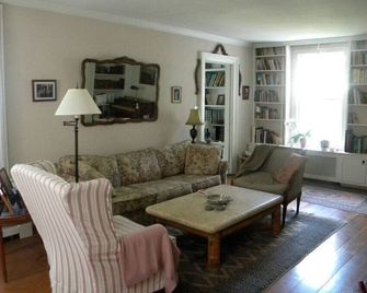 Romantic Riverfront Antique Farmhouse in Historic Aspetuck Corners - Easton - Living room