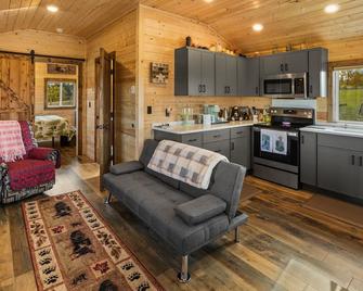 Martins Inn/ cozy cabin with a view. - Corvallis - Kitchen