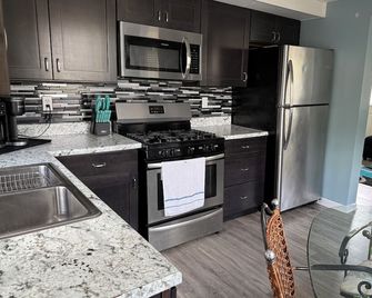 New Kid in Town, Lake Wawasee , 2 Bedroom Condo Channel Front with Boat Pier - Syracuse - Cocina