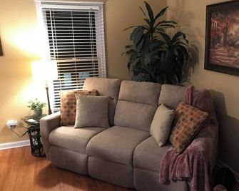 30 day+ Long term, Comfortable, Exclusive, Balcony Guest Suite, quiet. - Cumming - Obývací pokoj