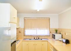 Cozy 2 Bedroom House /Melbourne - Werribee - Kitchen