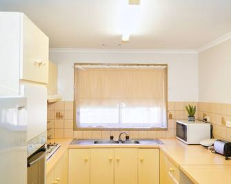 Cozy 2 Bedroom House /Melbourne - Werribee - Kitchen