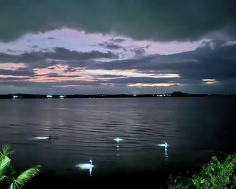 Beachfront Stay for Up to 12 | Affordable Seaside Escape - Poro - Venkovní prostory