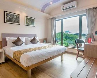 seasons hotel - Mumbai - Bedroom