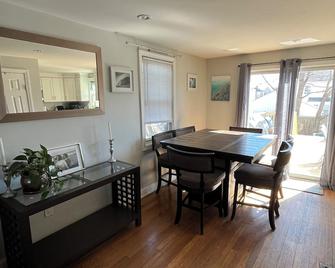 Townhouse Close to Downtown Newport & Beaches - Middletown - Spisestue