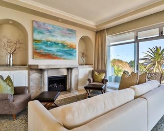 Hermanus Beachfront Lodge - Hermanus - Living room