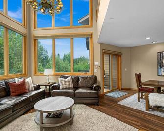 Gorgeous Executive Lutsen Townhome - Ski-in Ski-out, Pool, Hot Tub, Hiking, Biking, campfires and more! - Lutsen - Obývací pokoj