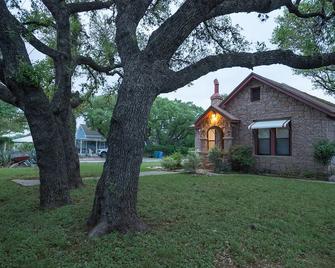 Historic Hill Country Cottages - Johnson City - Building