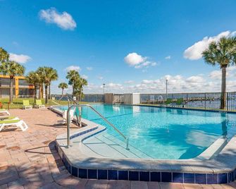 Quality Inn and Suites Palatka Riverfront - Palatka - Bazén