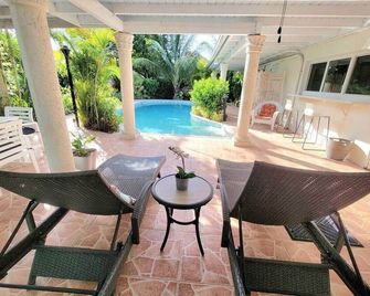 Beautiful home w/pool, tropical patio, new kitchen - Coral Gables - Patio