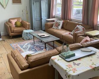 Quiet Country Getaway 4br/3ba W/ Pool Hot Tub / Movie Theatre - Tivoli - Living room