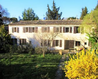 Farmhouse in Uzès: 7 bedrooms, 17 beds, 12X8m pool, 4 bathr., 5000m²garden, WIFI - Uzès - Budova