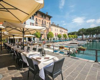 La Maison Fleurie Appartamento Girasole - Desenzano del Garda - Restaurant