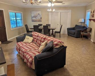 Delightful 4-BR with pond, deck, spacious yards in Picayune - Picayune - Soggiorno