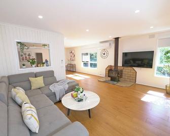Best Location Entire House Staycation Parkland Surrounding - Hallam - Living room