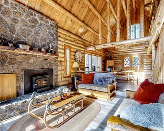 Kicking it Real Log Cabin - La Pine - Living room