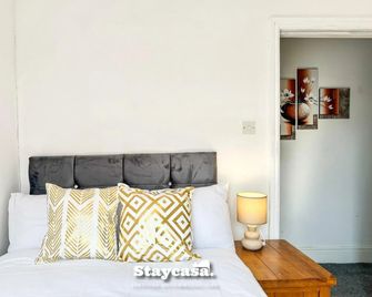 Beautiful Detached Villa - Jacuzzi Bath - Parking - Manchester
