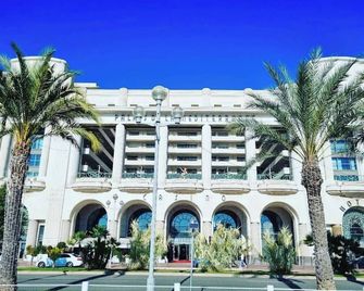 Le Grand Palais de la Méditerranée Beach Access Apartments - Top Choice In Nice - Niza - Edificio