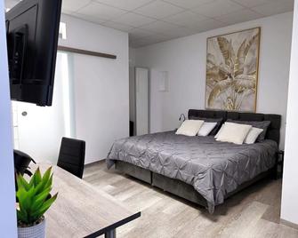 Double room for 2 - Ramstein-Miesenbach - Bedroom
