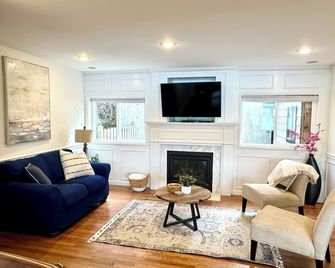 Beautiful Liberty Lake Waterfront House - Liberty Lake - Living room