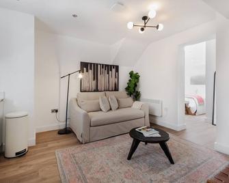 14-16 Grosvenor Street Luxury Apartments - チェスター - リビングルーム