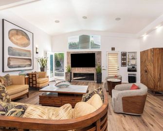 Classic Mid-Century Home-Huntington Harbour Marina - Biển Huntington - Phòng khách