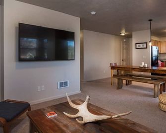 Mountain Laurel Condo: Porch Views, AC, Close to Music on Main - Victor - Sala de estar