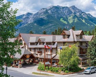 King Room, Steps to Downtown | Onsite Hot Tub - Banff - Κτίριο