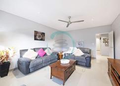 Zenhouse 5br Family-Pet Retreat Bar & Private Pool - Palmerston - Living room
