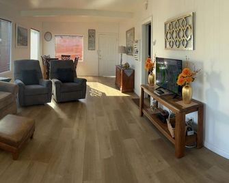 Coastal Bay Front Vacation Home - Coos Bay - Huiskamer