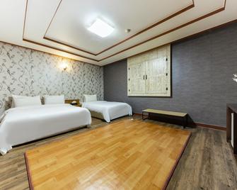 Daejeon Yuseong Valentine - Daejeon - Schlafzimmer