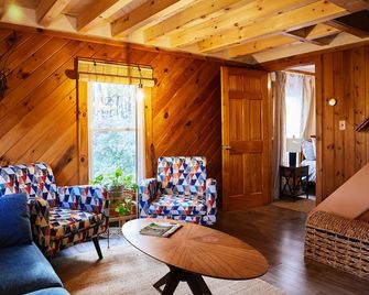 Cozy Cottage with Jacuzzi and Fire Pit and Reading Nook! - Livingston Manor - Living room