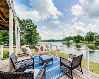 Waterfront Lake Martin Home with 2 docks - Alexander City - Balkón