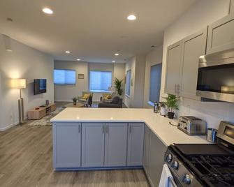 Brand new Contemporary Townhome, 5-mins. from St. Michael's Hospital - Silverdale - Kitchen