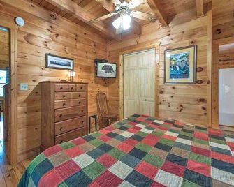 Bears Den - Gatlinburg - Bedroom