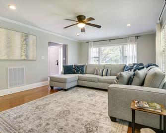 Fayetteville Vacation Rental - 1 Mi to Downtown! - Fayetteville - Living room