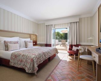 M'AR De AR Muralhas - אבורה